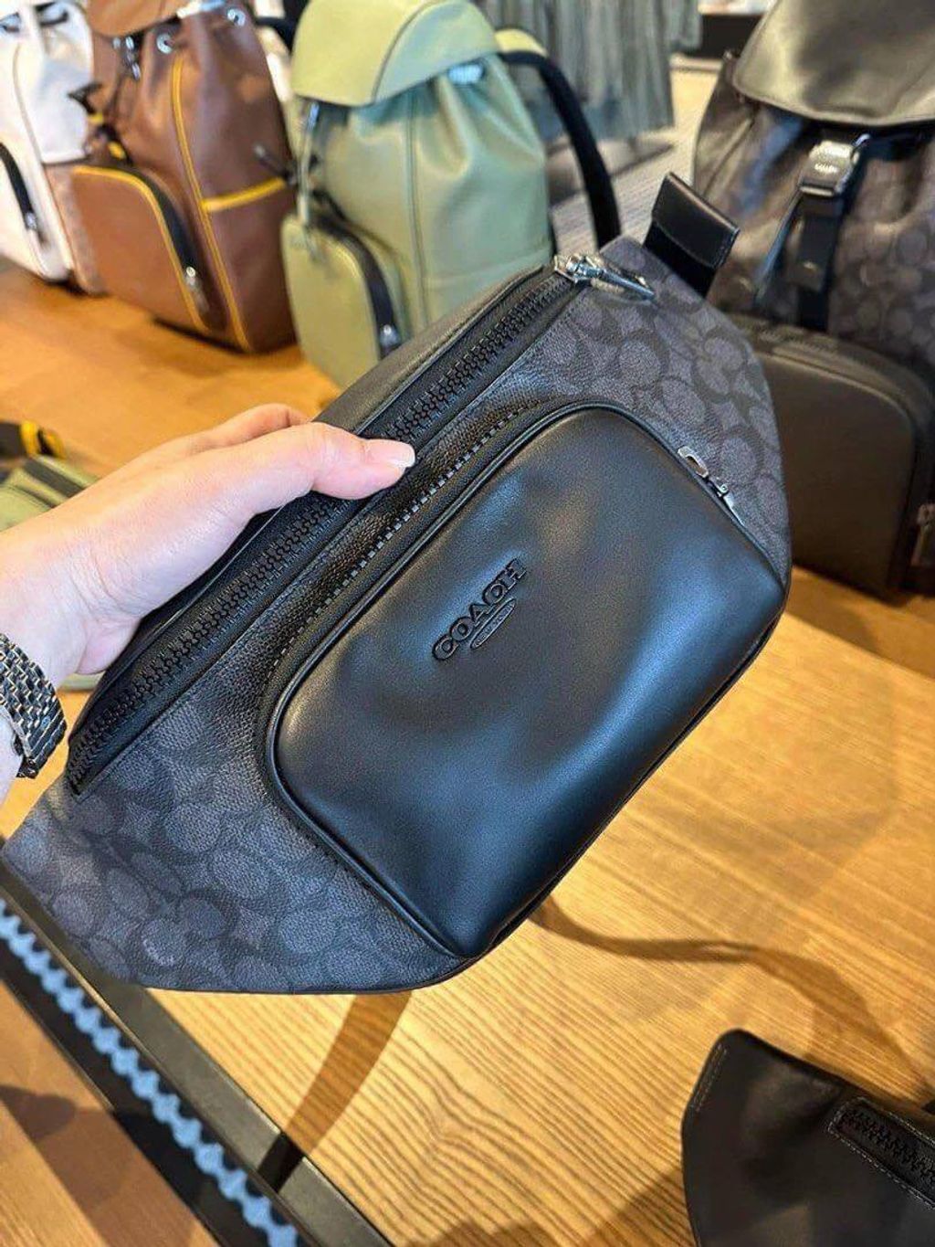 JuzBeauty_JuzBeautyMalaysia_JuzPretty_Authentic_Kbeauty_Malaysia_Skin_Care_Cosmetics_Jbeauty_Health_Care_korean_streetwear_US_Luxury_COACH CT714 Racer Belt Bag In Signature Charcoal-Black 男款胸包2