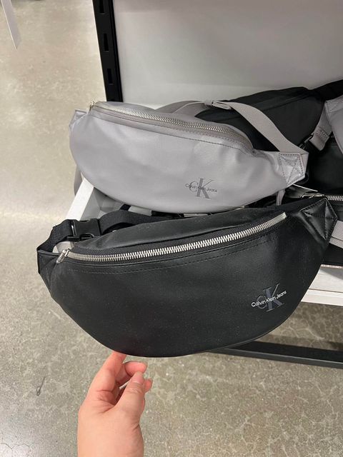 JuzBeauty_JuzBeautyMalaysia_JuzPretty_Authentic_Kbeauty_Malaysia_Skin_Care_Cosmetics_Jbeauty_Health_Care_korean_streetwear_US_Luxury_CALVIN KLEIN SP40599507 PU Belt Bag In Black 男款胸包4