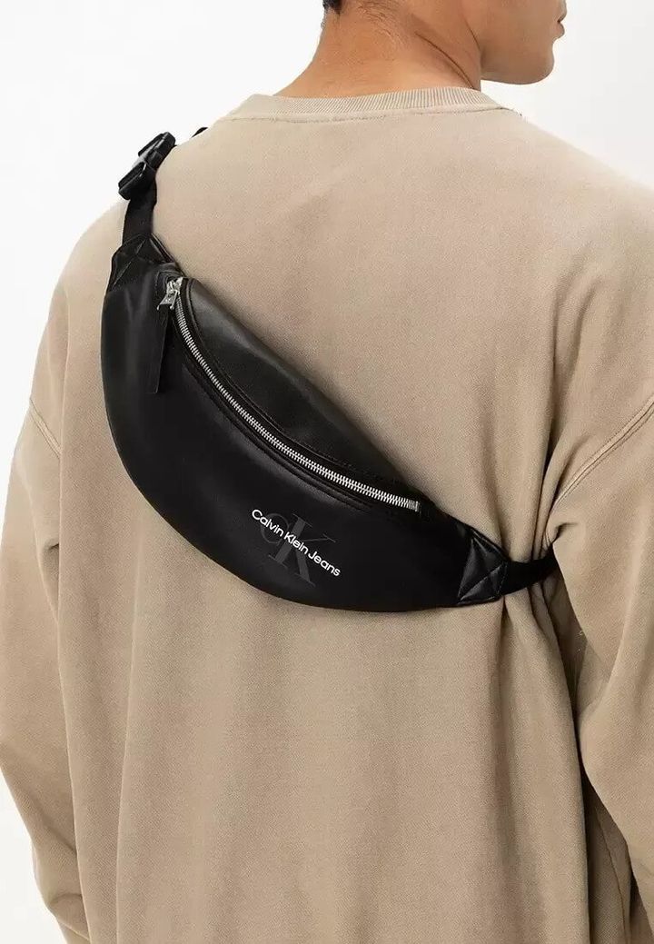 JuzBeauty_JuzBeautyMalaysia_JuzPretty_Authentic_Kbeauty_Malaysia_Skin_Care_Cosmetics_Jbeauty_Health_Care_korean_streetwear_US_Luxury_CALVIN KLEIN SP40599507 PU Belt Bag In Black 男款胸包2