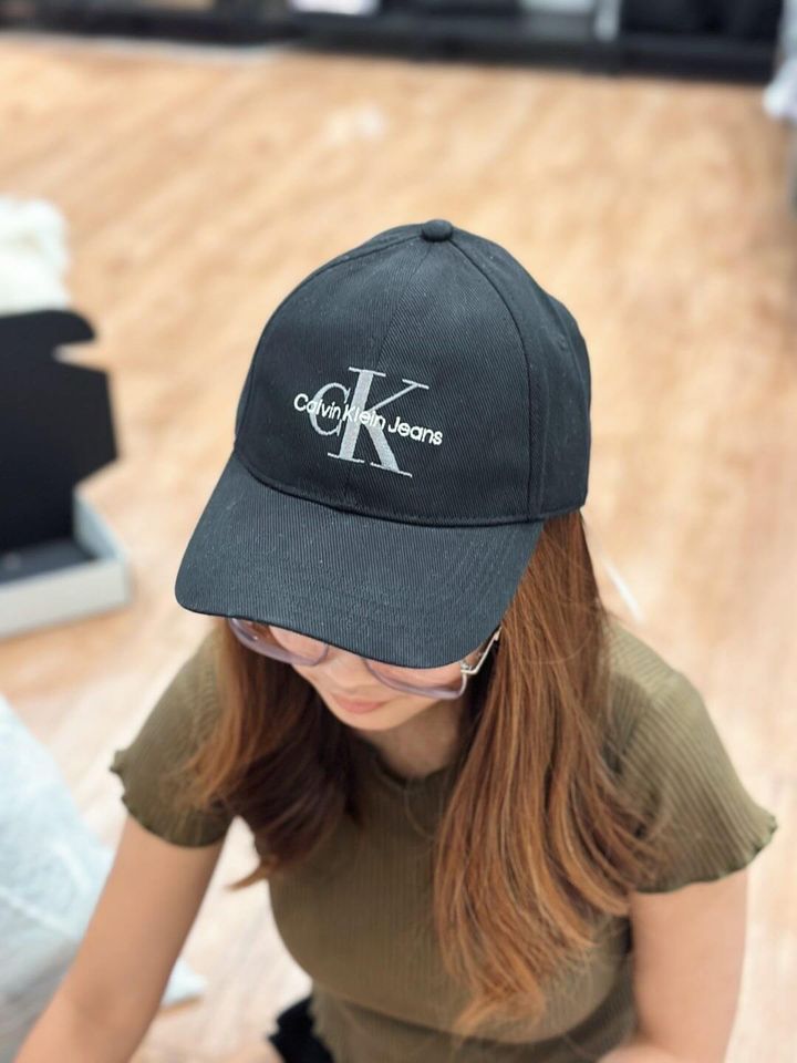 JuzBeauty_JuzBeautyMalaysia_JuzPretty_Authentic_Kbeauty_Malaysia_Skin_Care_Cosmetics_Jbeauty_Health_Care_korean_streetwear_US_Luxury_CALVIN KLEIN SP40599291 Baseball Cap In Black 棒球帽1