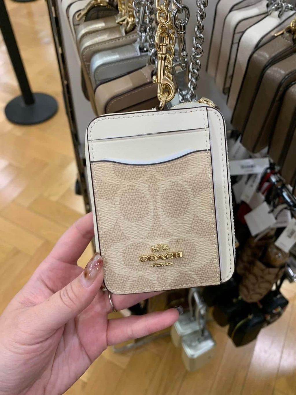 JuzBeauty_JuzBeautyMalaysia_JuzPretty_Authentic_Kbeauty_Malaysia_Skin_Care_Cosmetics_Jbeauty_Health_Care_korean_streetwear_US_Luxury_COACH CW883 Zip Card Case In Signature Canvas In Gold:Sand:Chalk 女款卡包4