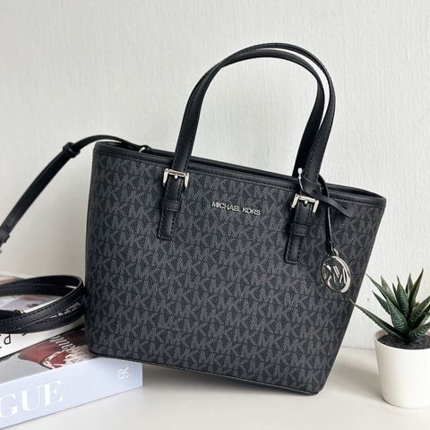 JuzBeauty_JuzBeautyMalaysia_JuzPretty_Authentic_Kbeauty_Malaysia_Skin_Care_Cosmetics_Jbeauty_Health_Care_korean_streetwear_US_Luxury_MICHAEL KORS 35T9STVT0B Jet Set Travel Extra-Small Logo Top-Zip Tote Bag In Black 托特包3