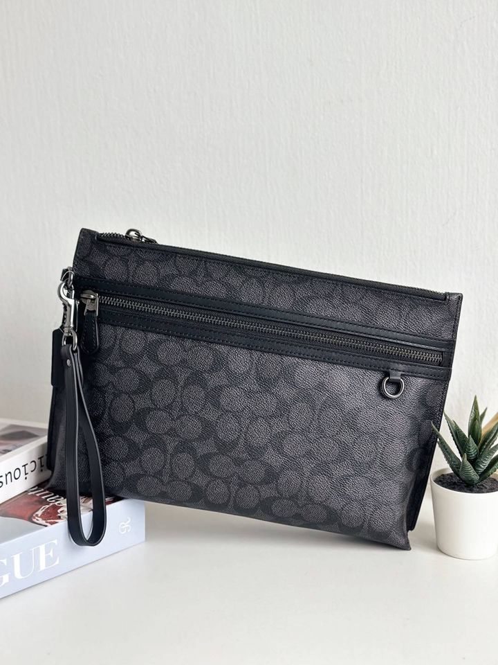 JuzBeauty_JuzBeautyMalaysia_JuzPretty_Authentic_Kbeauty_Malaysia_Skin_Care_Cosmetics_Jbeauty_Health_Care_korean_streetwear_US_Luxury_COACH CY985 Carry All Pouch In Signature Canvas In Charcoal Black 男款手拿包3