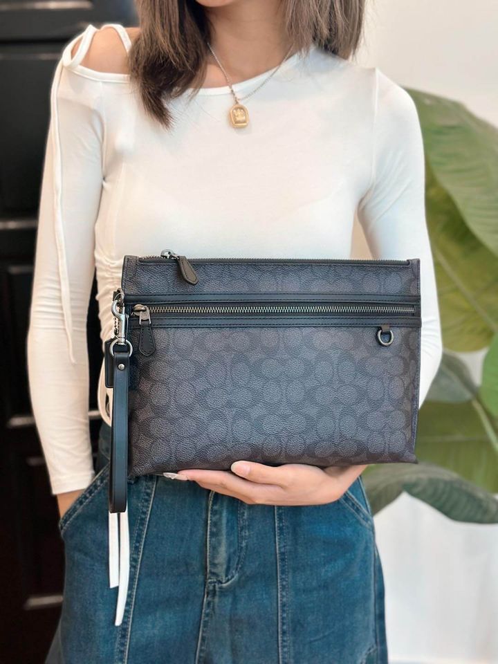 JuzBeauty_JuzBeautyMalaysia_JuzPretty_Authentic_Kbeauty_Malaysia_Skin_Care_Cosmetics_Jbeauty_Health_Care_korean_streetwear_US_Luxury_COACH CY985 Carry All Pouch In Signature Canvas In Charcoal Black 男款手拿包5