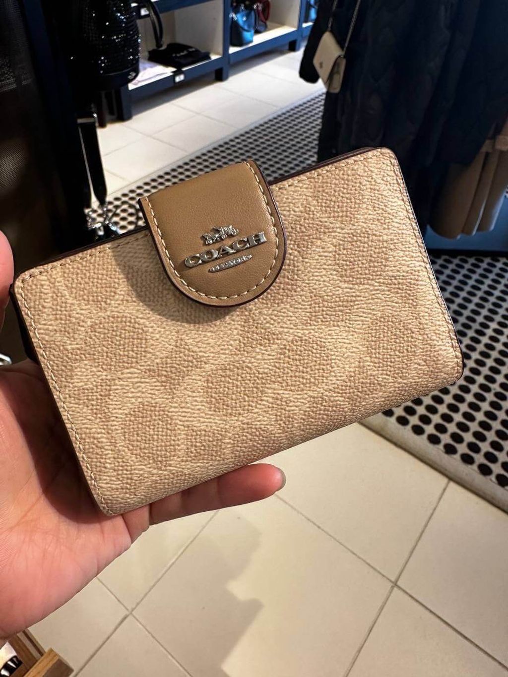 JuzBeauty_JuzBeautyMalaysia_JuzPretty_Authentic_Kbeauty_Malaysia_Skin_Care_Cosmetics_Jbeauty_Health_Care_korean_streetwear_US_Luxury_COACH CW786 Medium Corner Zip Wallet In Signature Canvas In Sand:Taupe 钱包3.jpg