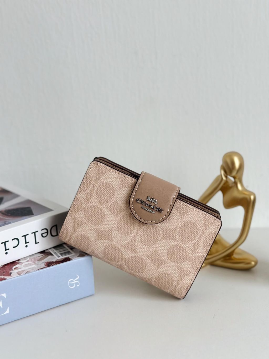 JuzBeauty_JuzBeautyMalaysia_JuzPretty_Authentic_Kbeauty_Malaysia_Skin_Care_Cosmetics_Jbeauty_Health_Care_korean_streetwear_US_Luxury_COACH CW786 Medium Corner Zip Wallet In Signature Canvas In Sand:Taupe 钱包2.jpg