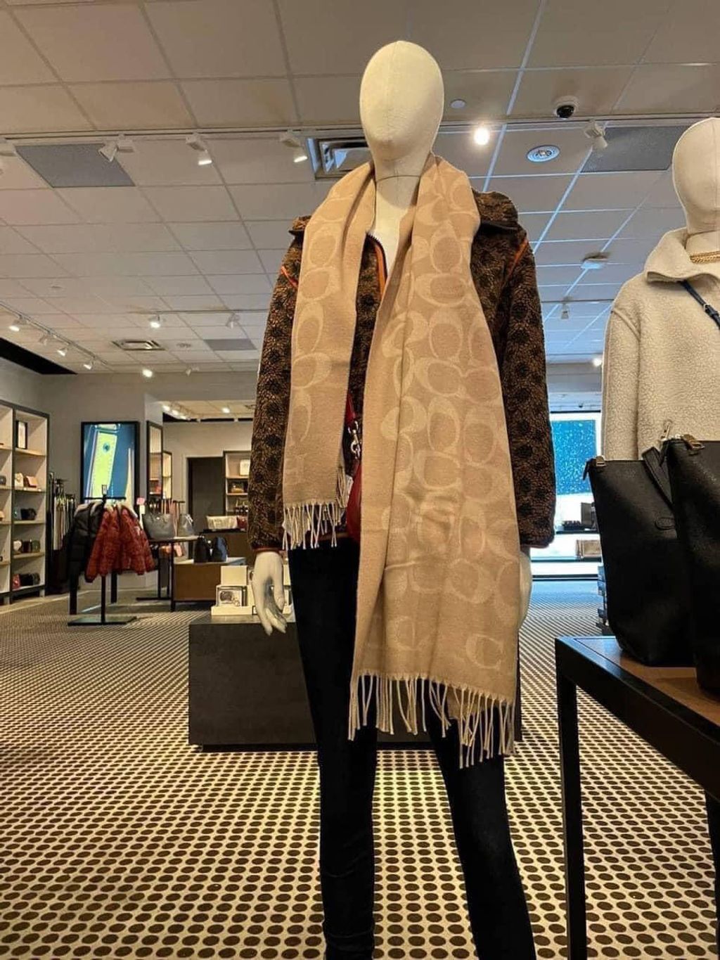 JuzBeauty_JuzBeautyMalaysia_JuzPretty_Authentic_Kbeauty_Malaysia_Skin_Care_Cosmetics_Jbeauty_Health_Care_korean_streetwear_US_Luxury_COACH CU807 Signature Oversized Muffler In Camel 围巾3