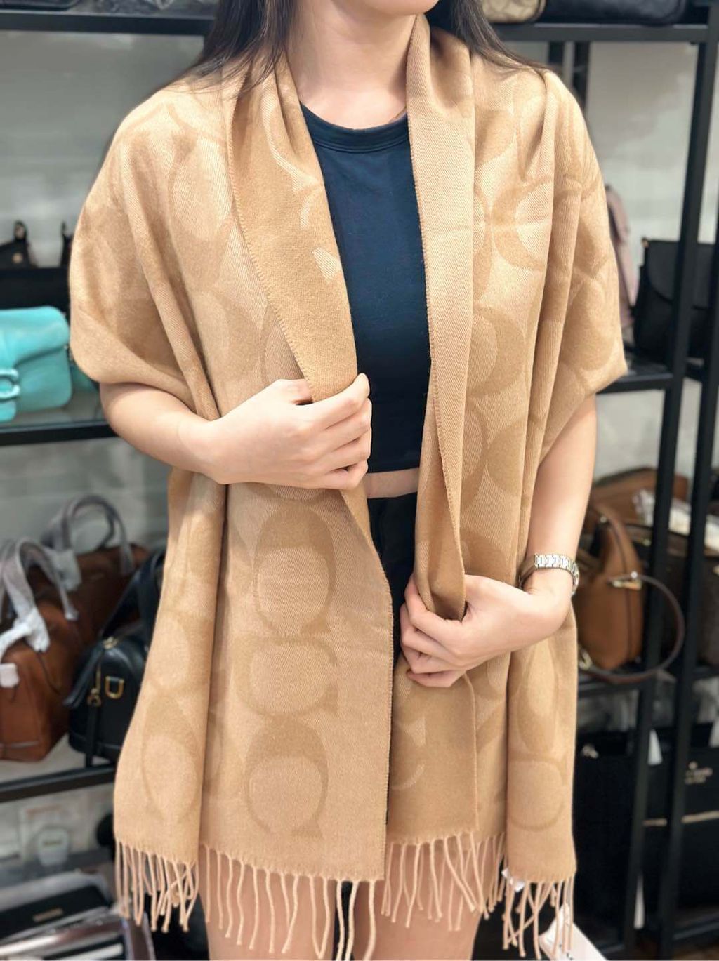 JuzBeauty_JuzBeautyMalaysia_JuzPretty_Authentic_Kbeauty_Malaysia_Skin_Care_Cosmetics_Jbeauty_Health_Care_korean_streetwear_US_Luxury_COACH CU807 Signature Oversized Muffler In Camel 围巾4