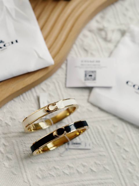 JuzBeauty_JuzBeautyMalaysia_JuzPretty_Authentic_Kbeauty_Malaysia_Skin_Care_Cosmetics_Jbeauty_Health_Care_korean_streetwear_US_Luxury_COACH F67480 Signature Push Hinged Bangle In White 手环5