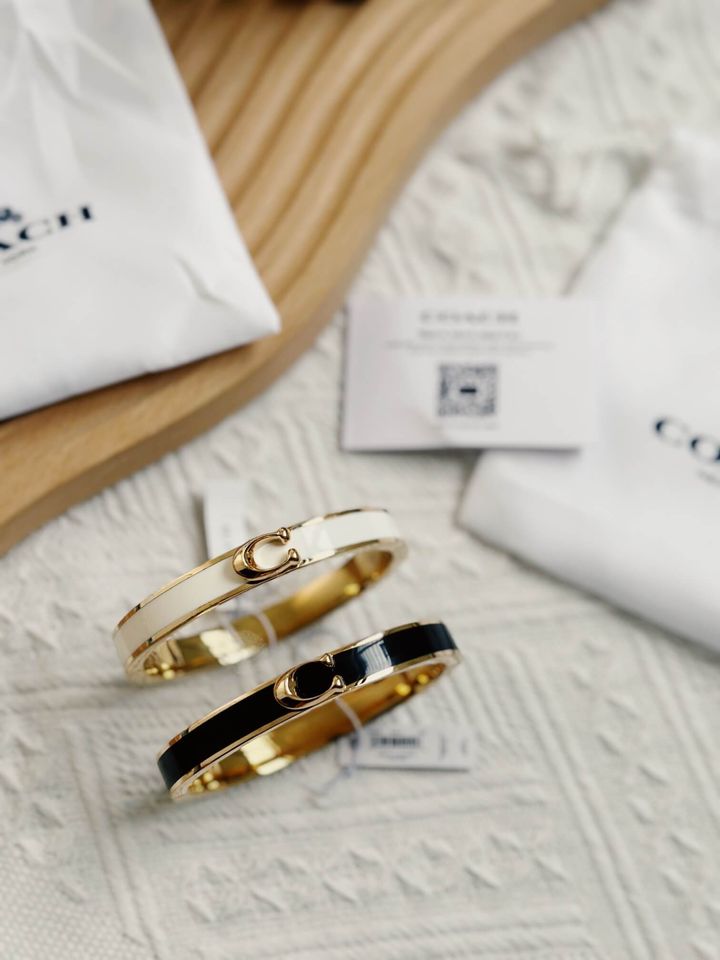JuzBeauty_JuzBeautyMalaysia_JuzPretty_Authentic_Kbeauty_Malaysia_Skin_Care_Cosmetics_Jbeauty_Health_Care_korean_streetwear_US_Luxury_COACH F67480 Signature Push Hinged Bangle In White 手环5