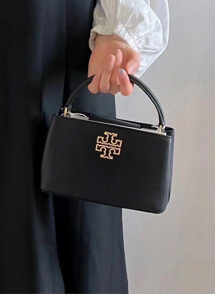 JuzBeauty_JuzBeautyMalaysia_JuzPretty_Authentic_Kbeauty_Malaysia_Skin_Care_Cosmetics_Jbeauty_Health_Care_korean_streetwear_US_Luxury_TORY BURCH 145357 Britten Black With Gold Hardware Leather Women's Micro Satchel Bag In Black 戴妃包4