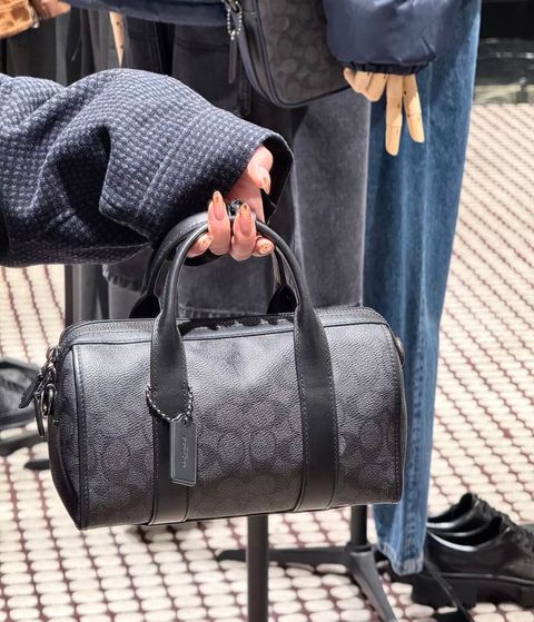 COACH CA186 Gotham Duffle Bag 24 In Signature Canvas In Charcoal 男款圆筒包3