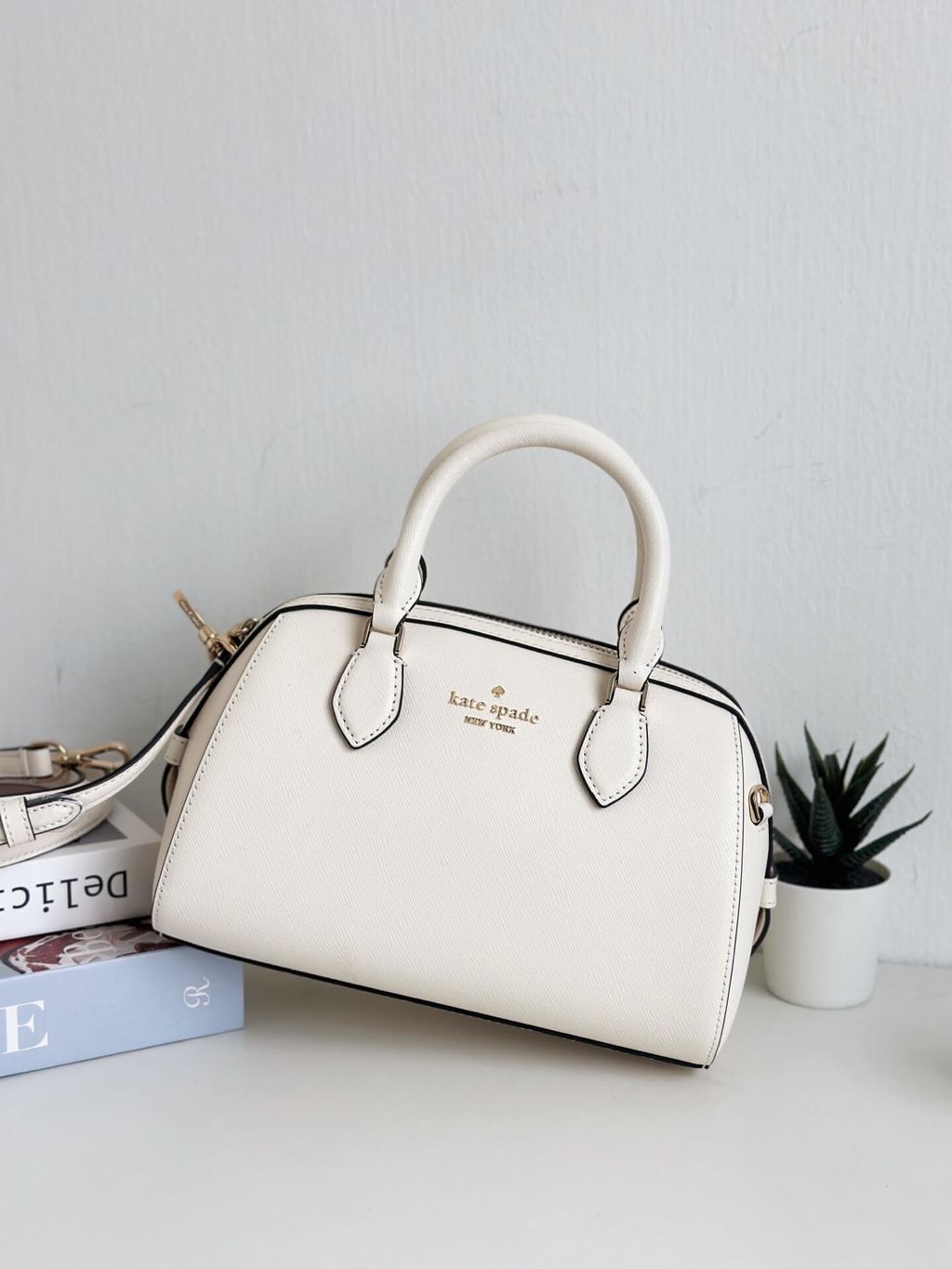 JuzBeauty_JuzBeautyMalaysia_JuzPretty_Authentic_Kbeauty_Malaysia_Skin_Care_Cosmetics_Jbeauty_Health_Care_korean_streetwear_US_Luxury_KATE SPADE KF493 Madison Saffiano Leather Small Duffle Crossbody In Meringue 枕头包2