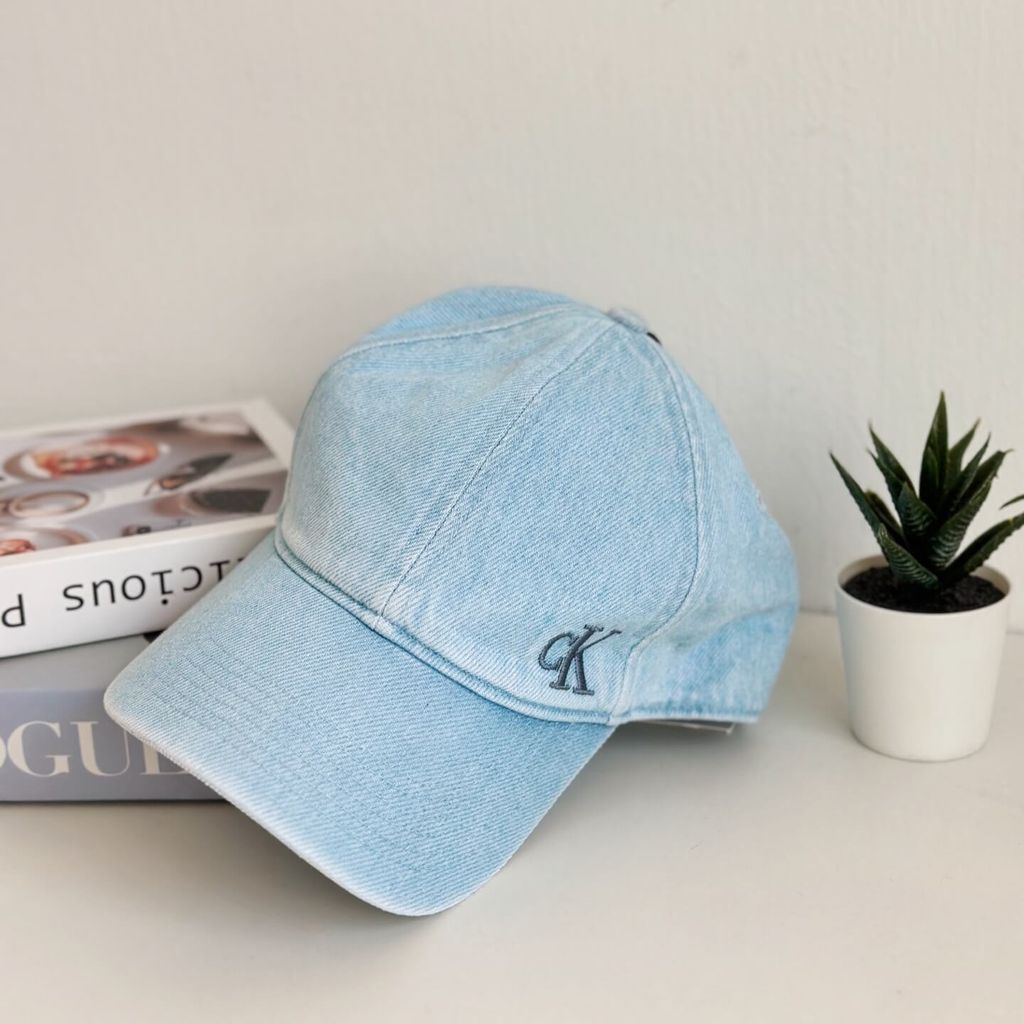 JuzBeauty_JuzBeautyMalaysia_JuzPretty_Authentic_Kbeauty_Malaysia_Skin_Care_Cosmetics_Jbeauty_Health_Care_korean_streetwear_US_Luxury_CALVIN KLEIN SP40602024 Baseball Cap In Light Denim 棒球帽1