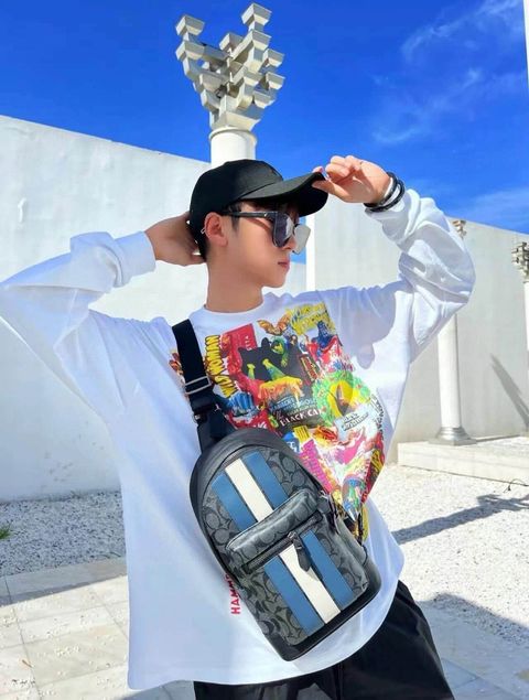 JuzBeauty_JuzBeautyMalaysia_JuzPretty_Authentic_Kbeauty_Malaysia_Skin_Care_Cosmetics_Jbeauty_Health_Care_korean_streetwear_US_Luxury_COACH CV923 West Pack In Signature Canvas With Varsity Stripe 男款胸包5