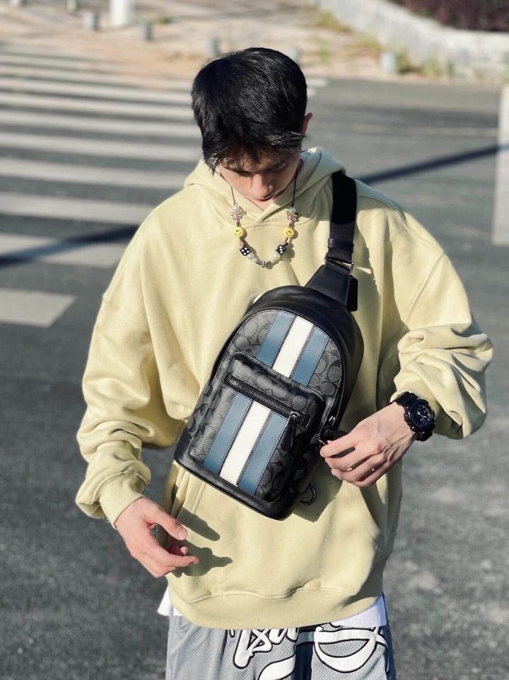 JuzBeauty_JuzBeautyMalaysia_JuzPretty_Authentic_Kbeauty_Malaysia_Skin_Care_Cosmetics_Jbeauty_Health_Care_korean_streetwear_US_Luxury_COACH CV923 West Pack In Signature Canvas With Varsity Stripe 男款胸包4