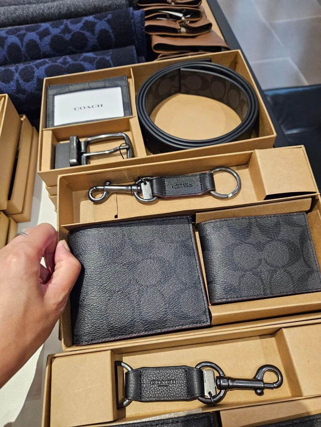 JuzBeauty_JuzBeautyMalaysia_JuzPretty_Authentic_Kbeauty_Malaysia_Skin_Care_Cosmetics_Jbeauty_Health_Care_korean_streetwear_US_Luxury_COACH CW344 Boxed 3 In 1 Wallet Gift Set In Signature Canvas In Charcoal Black 男款钱包卡包礼盒3
