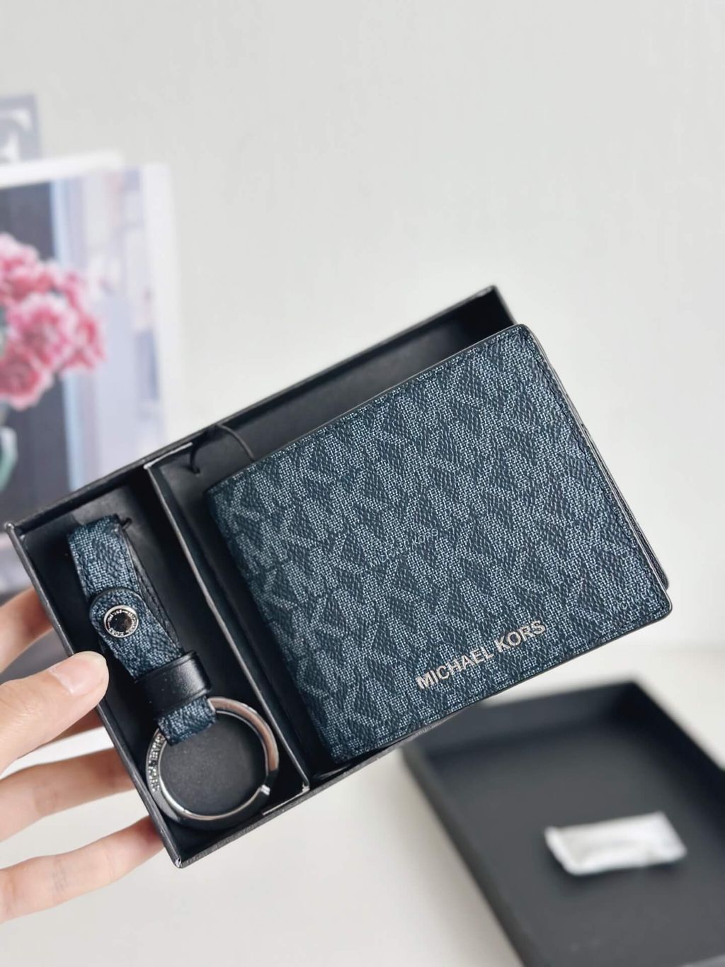 JuzBeauty_JuzBeautyMalaysia_JuzPretty_Authentic_Kbeauty_Malaysia_Skin_Care_Cosmetics_Jbeauty_Health_Care_korean_streetwear_US_Luxury_MICHAEL KORS 39H9LGFN5U Logo Slim Billfold Wallet With Keychain In Blue 男款钱包礼盒2