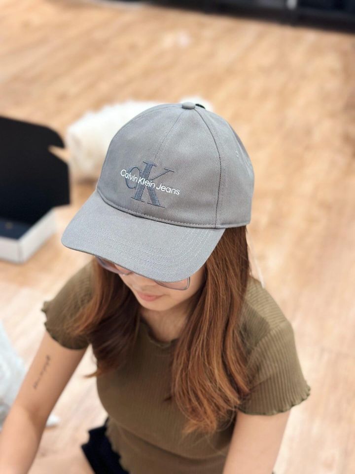 JuzBeauty_JuzBeautyMalaysia_JuzPretty_Authentic_Kbeauty_Malaysia_Skin_Care_Cosmetics_Jbeauty_Health_Care_korean_streetwear_US_Luxury_CALVIN KLEIN SP40599291 Baseball Cap In Grey 棒球帽4