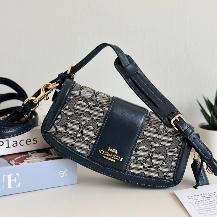 JuzBeauty_JuzBeautyMalaysia_JuzPretty_Authentic_Kbeauty_Malaysia_Skin_Care_Cosmetics_Jbeauty_Health_Care_korean_streetwear_US_Luxury_COACH CU985 Andrea Small Shoulder Bag In Signature Jacquard In Im/Navy/Midnight Navy 斜挎包