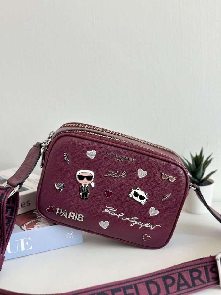 JuzBeauty_JuzBeautyMalaysia_JuzPretty_Authentic_Kbeauty_Malaysia_Skin_Care_Cosmetics_Jbeauty_Health_Care_korean_streetwear_US_Luxury_KARL LAGERFELD LH4EU9BJ Maybelle Cate Pins Crossbody Camera Bag In Barolo Wine 相机包