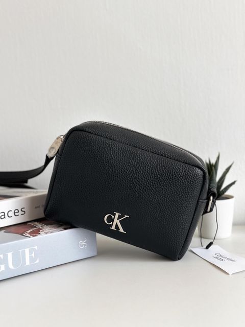 JuzBeauty_JuzBeautyMalaysia_JuzPretty_Authentic_Kbeauty_Malaysia_Skin_Care_Cosmetics_Jbeauty_Health_Care_korean_streetwear_US_Luxury_CALVIN KLEIN SP40599250 Camera Bag In Black 相机包