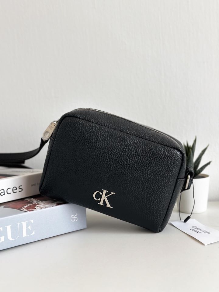 JuzBeauty_JuzBeautyMalaysia_JuzPretty_Authentic_Kbeauty_Malaysia_Skin_Care_Cosmetics_Jbeauty_Health_Care_korean_streetwear_US_Luxury_CALVIN KLEIN SP40599250 Camera Bag In Black 相机包