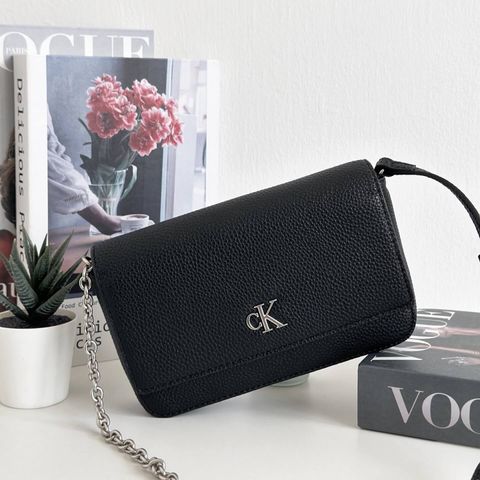 Cosmetics_Jbeauty_Health_Care_korean_streetwear_US_Luxury_CALVIN KLEIN SP40599256 Flap Crossbody Woc Camera Bag In Black 斜挎包3