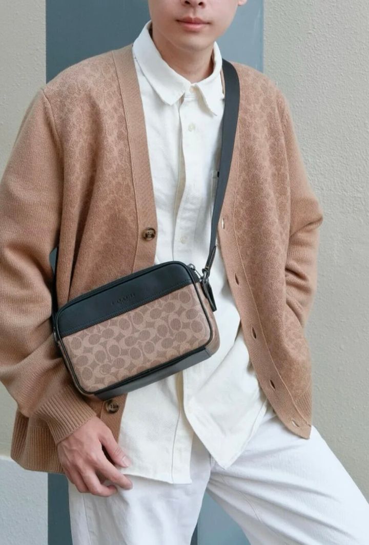 JuzBeauty_JuzBeautyMalaysia_JuzPretty_Authentic_Kbeauty_Malaysia_Skin_Care_Cosmetics_Jbeauty_Health_Care_korean_streetwear_US_Luxury_COACH CV921 Graham Crossbody In Signature Canvas Khaki 男款斜挎包1