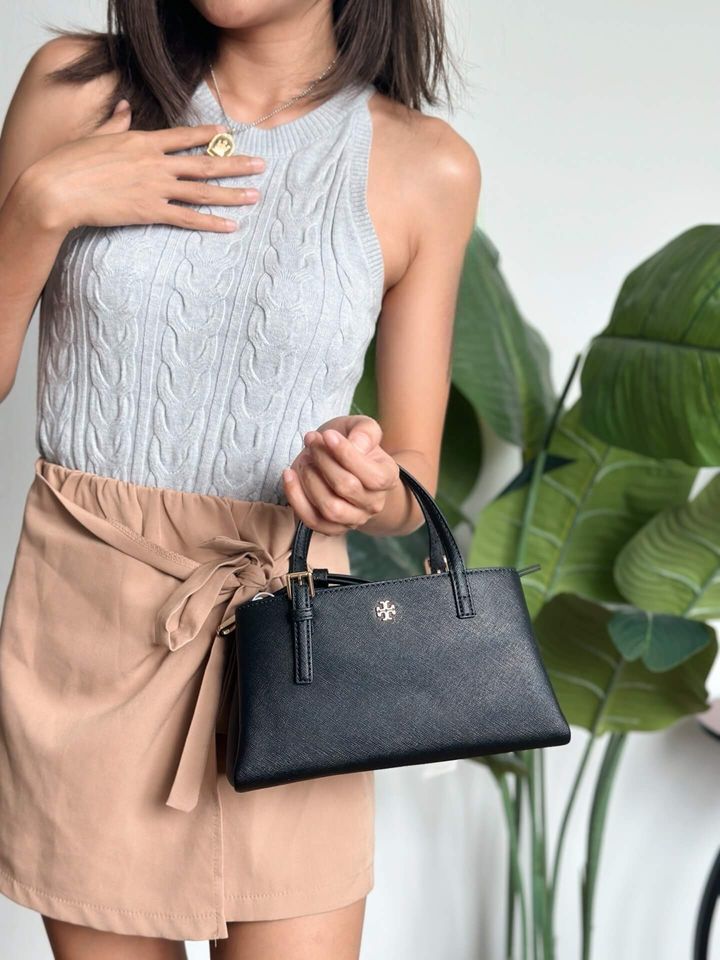 JuzBeauty_JuzBeautyMalaysia_JuzPretty_Authentic_Kbeauty_Malaysia_Skin_Care_Cosmetics_Jbeauty_Health_Care_korean_streetwear_US_Luxury_TORY BURCH 146394 Emerson Mini Tote Crossbody Bag In Black 戴妃包2