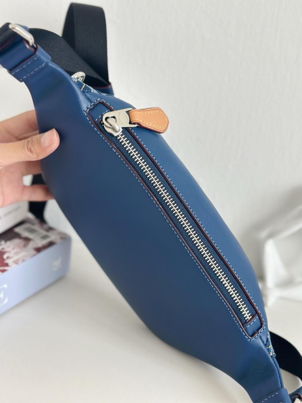 JuzBeauty_JuzBeautyMalaysia_JuzPretty_Authentic_Kbeauty_Malaysia_Skin_Care_Cosmetics_Jbeauty_Health_Care_korean_streetwear_US_Luxury_COACH CY886 Warren Mini Belt Bag In Signature Denim 胸包4