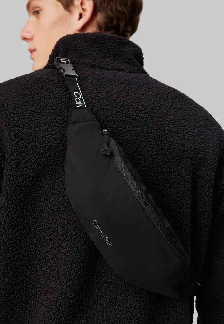 JuzBeauty_JuzBeautyMalaysia_JuzPretty_Authentic_Kbeauty_Malaysia_Skin_Care_Cosmetics_Jbeauty_Health_Care_korean_streetwear_US_Luxury_CALVIN KLEIN SP40599519 Nylon Sport Belt Bag In Black 男款胸包4