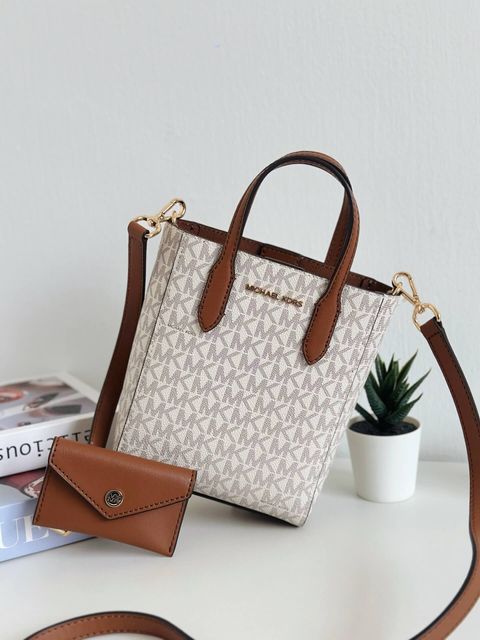 JuzBeauty_JuzBeautyMalaysia_JuzPretty_Authentic_Kbeauty_Malaysia_Skin_Care_Cosmetics_Jbeauty_Health_Care_korean_streetwear_US_Luxury_MICHAEL KORS 35F4G2VC0B Vincent Extra-small Logo Crossbody Bag With Card Case In Vanilla 琴谱包 卡包5