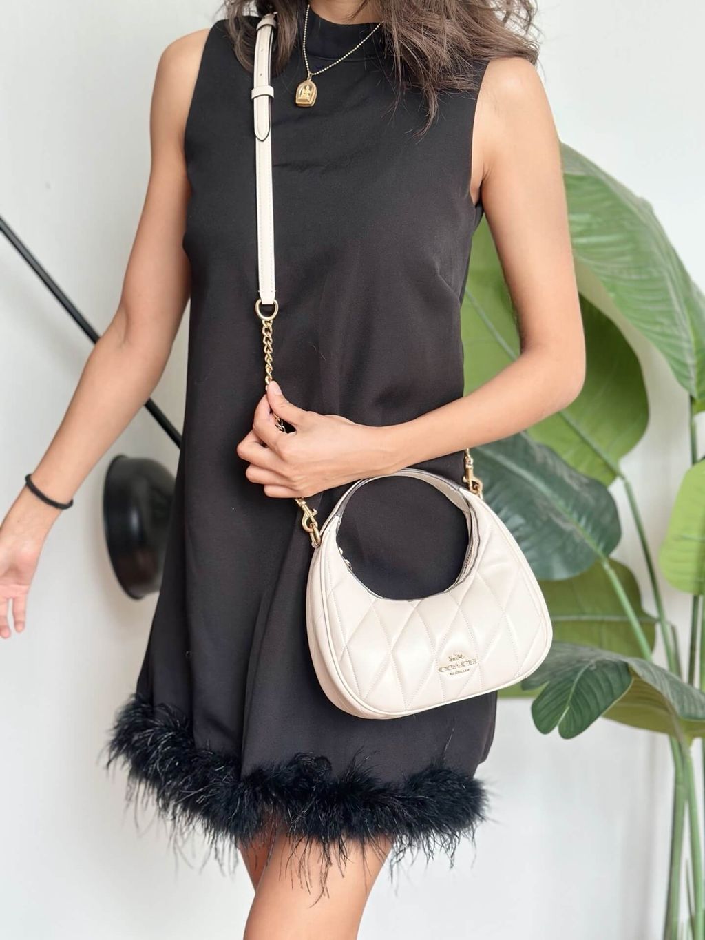 JuzBeauty_JuzBeautyMalaysia_JuzPretty_Authentic_Kbeauty_Malaysia_Skin_Care_Cosmetics_Jbeauty_Health_Care_korean_streetwear_US_Luxury_COACH CY710 Carmen Mini Crossbody Bag With Quilting In Im-Chalk 月牙包1