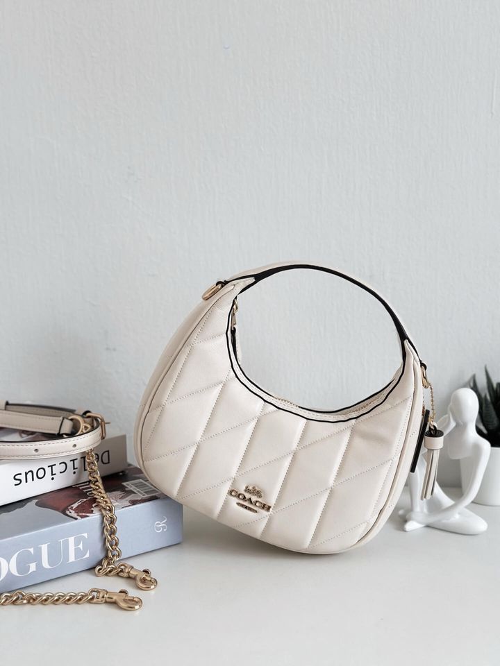 JuzBeauty_JuzBeautyMalaysia_JuzPretty_Authentic_Kbeauty_Malaysia_Skin_Care_Cosmetics_Jbeauty_Health_Care_korean_streetwear_US_Luxury_COACH CY710 Carmen Mini Crossbody Bag With Quilting In Im-Chalk 月牙包5