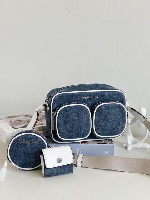 JuzBeauty_JuzBeautyMalaysia_JuzPretty_Authentic_Kbeauty_Malaysia_Skin_Care_Cosmetics_Jbeauty_Health_Care_korean_streetwear_US_Luxury_MICHAEL KORS 35R5STTC2C 3 IN 1 Jet Set Medium Denim Crossbody Bag with Case for Apple Airpods Pro 相机包7