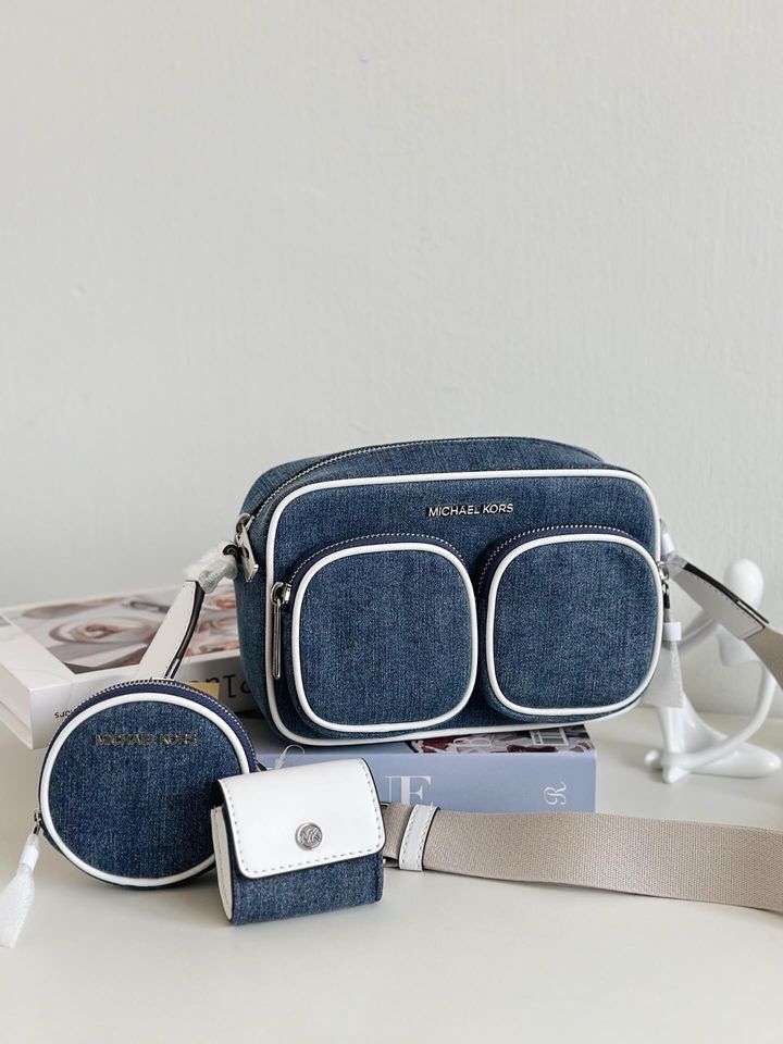 JuzBeauty_JuzBeautyMalaysia_JuzPretty_Authentic_Kbeauty_Malaysia_Skin_Care_Cosmetics_Jbeauty_Health_Care_korean_streetwear_US_Luxury_MICHAEL KORS 35R5STTC2C 3 IN 1 Jet Set Medium Denim Crossbody Bag with Case for Apple Airpods Pro 相机包7