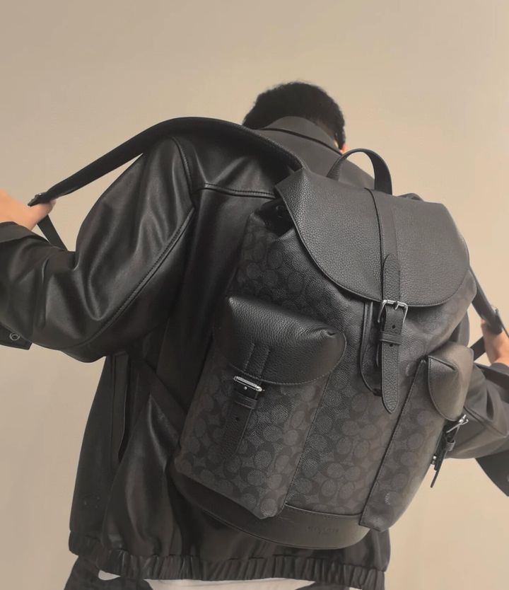 JuzBeauty_JuzBeautyMalaysia_JuzPretty_Authentic_Kbeauty_Malaysia_Skin_Care_Cosmetics_Jbeauty_Health_Care_korean_streetwear_US_Luxury_COACH CW211 Warner Backpack In Signature Canvas Charcoal:Black 男款背包7