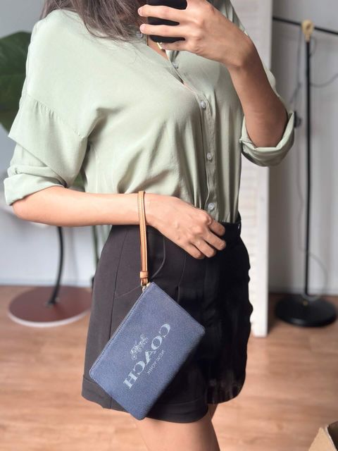 JuzBeauty_JuzBeautyMalaysia_JuzPretty_Authentic_Kbeauty_Malaysia_Skin_Care_Cosmetics_Jbeauty_Health_Care_korean_streetwear_US_Luxury_COACH C8311 Large Corner Zip Wristlet In Denim 手拿包4