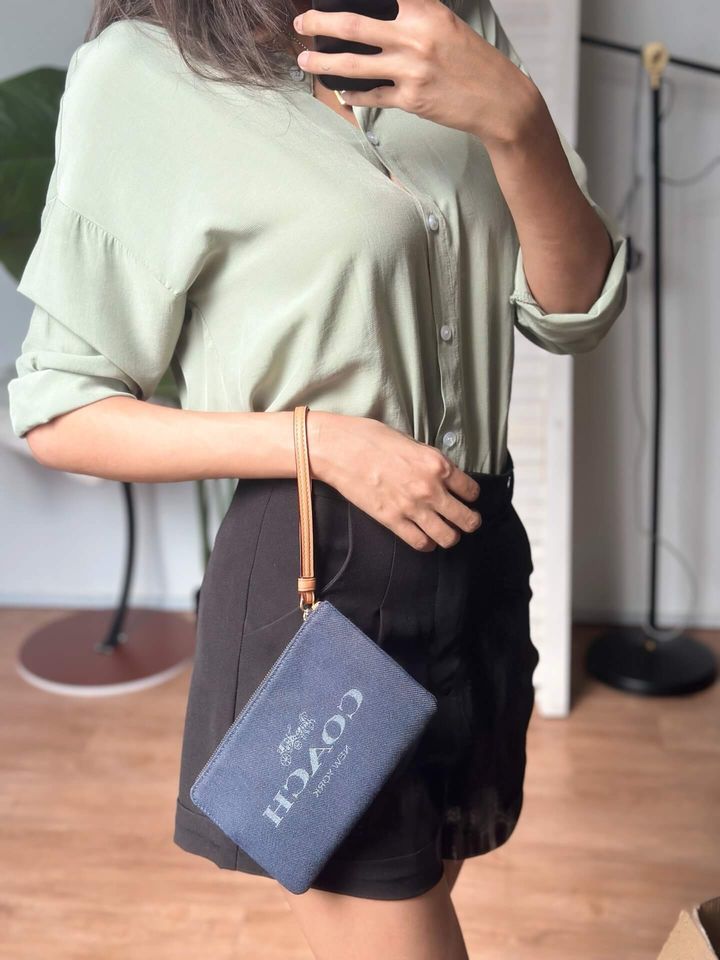 JuzBeauty_JuzBeautyMalaysia_JuzPretty_Authentic_Kbeauty_Malaysia_Skin_Care_Cosmetics_Jbeauty_Health_Care_korean_streetwear_US_Luxury_COACH C8311 Large Corner Zip Wristlet In Denim 手拿包4