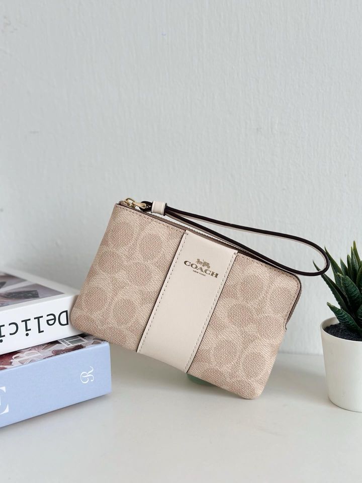 JuzBeauty_JuzBeautyMalaysia_JuzPretty_Authentic_Kbeauty_Malaysia_Skin_Care_Cosmetics_Jbeauty_Health_Care_korean_streetwear_US_Luxury_COACH CW854 Corner Zip Wristlet In Signature Canvas With Stripe In Sand:Chalk 手拿包1