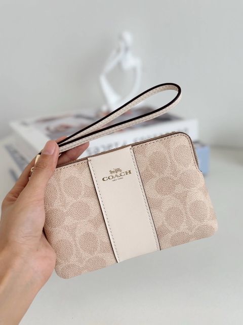 JuzBeauty_JuzBeautyMalaysia_JuzPretty_Authentic_Kbeauty_Malaysia_Skin_Care_Cosmetics_Jbeauty_Health_Care_korean_streetwear_US_Luxury_COACH CW854 Corner Zip Wristlet In Signature Canvas With Stripe In Sand:Chalk 手拿包3