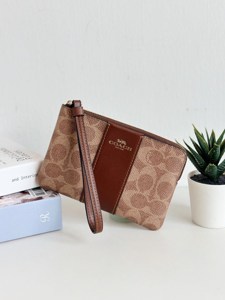 JuzBeauty_JuzBeautyMalaysia_JuzPretty_Authentic_Kbeauty_Malaysia_Skin_Care_Cosmetics_Jbeauty_Health_Care_korean_streetwear_US_Luxury_COACH CW854 Corner Zip Wristlet In Signature Canvas With Stripe In Tan-Brown 手拿包2
