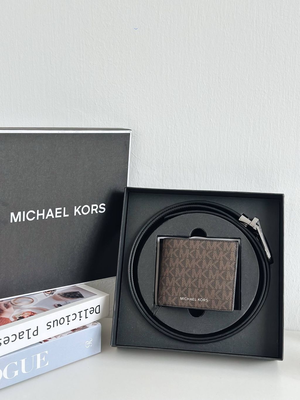 JuzBeauty_JuzBeautyMalaysia_JuzPretty_Authentic_Kbeauty_Malaysia_Skin_Care_Cosmetics_Jbeauty_Health_Care_korean_streetwear_US_Luxury_MICHAEL KORS 36S4LGFF6B Signature Logo Billfold Wallet And Belt Gift Set In Brown Black 钱包腰带礼盒2