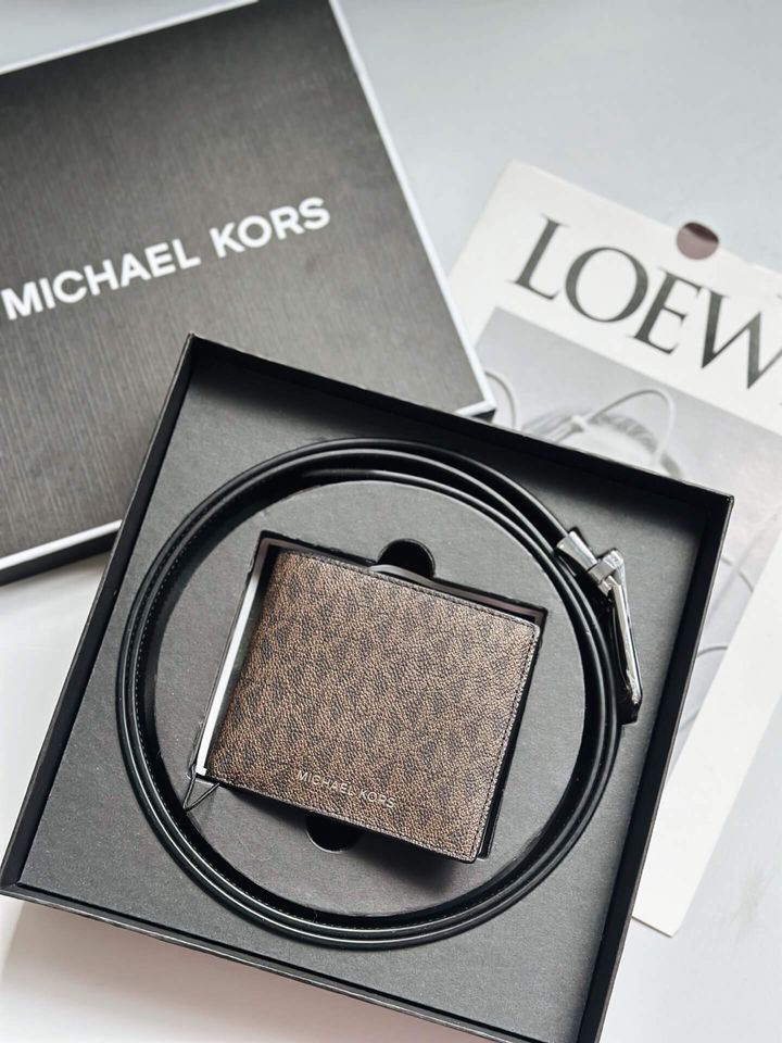JuzBeauty_JuzBeautyMalaysia_JuzPretty_Authentic_Kbeauty_Malaysia_Skin_Care_Cosmetics_Jbeauty_Health_Care_korean_streetwear_US_Luxury_MICHAEL KORS 36S4LGFF6B Signature Logo Billfold Wallet And Belt Gift Set In Brown Black 钱包腰带礼盒3