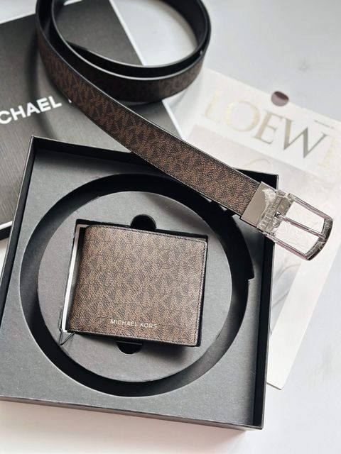 JuzBeauty_JuzBeautyMalaysia_JuzPretty_Authentic_Kbeauty_Malaysia_Skin_Care_Cosmetics_Jbeauty_Health_Care_korean_streetwear_US_Luxury_MICHAEL KORS 36S4LGFF6B Signature Logo Billfold Wallet And Belt Gift Set In Brown Black 钱包腰带礼盒4