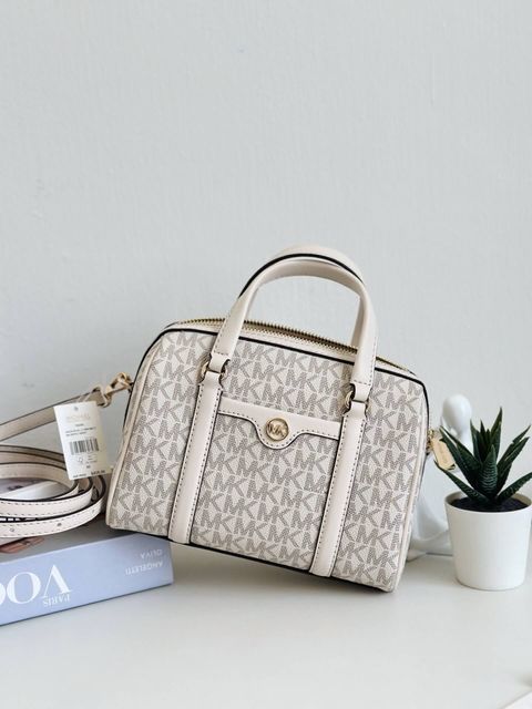 JuzBeauty_JuzBeautyMalaysia_JuzPretty_Authentic_Kbeauty_Malaysia_Skin_Care_Cosmetics_Jbeauty_Health_Care_korean_streetwear_US_Luxury_MICHAEL KORS 35S4GTFC1B Travel Small Duffle Crossbody In Signature Light Cream 枕头包4