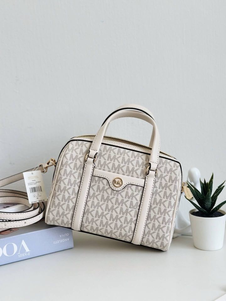 JuzBeauty_JuzBeautyMalaysia_JuzPretty_Authentic_Kbeauty_Malaysia_Skin_Care_Cosmetics_Jbeauty_Health_Care_korean_streetwear_US_Luxury_MICHAEL KORS 35S4GTFC1B Travel Small Duffle Crossbody In Signature Light Cream 枕头包4
