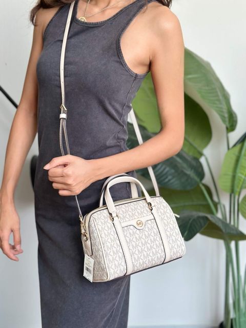 JuzBeauty_JuzBeautyMalaysia_JuzPretty_Authentic_Kbeauty_Malaysia_Skin_Care_Cosmetics_Jbeauty_Health_Care_korean_streetwear_US_Luxury_MICHAEL KORS 35S4GTFC1B Travel Small Duffle Crossbody In Signature Light Cream 枕头包1