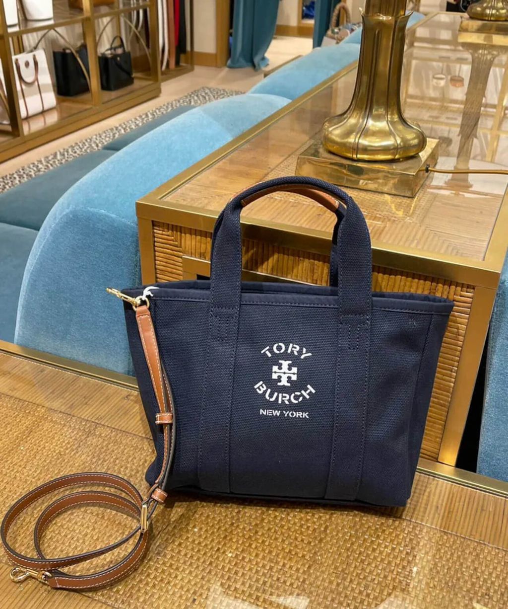 JuzBeauty_JuzBeautyMalaysia_JuzPretty_Authentic_Kbeauty_Malaysia_Skin_Care_Cosmetics_Jbeauty_Health_Care_korean_streetwear_US_Luxury_TORY BURCH 156529 Canvas Small Tote Bag Crossbody In Warm Night 托特包3